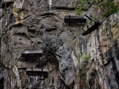 Bo people hang coffins