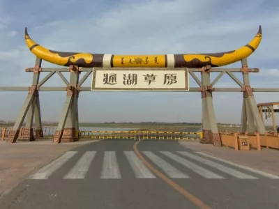 Tonghu Grassland Tourist Area in Tengger Desert